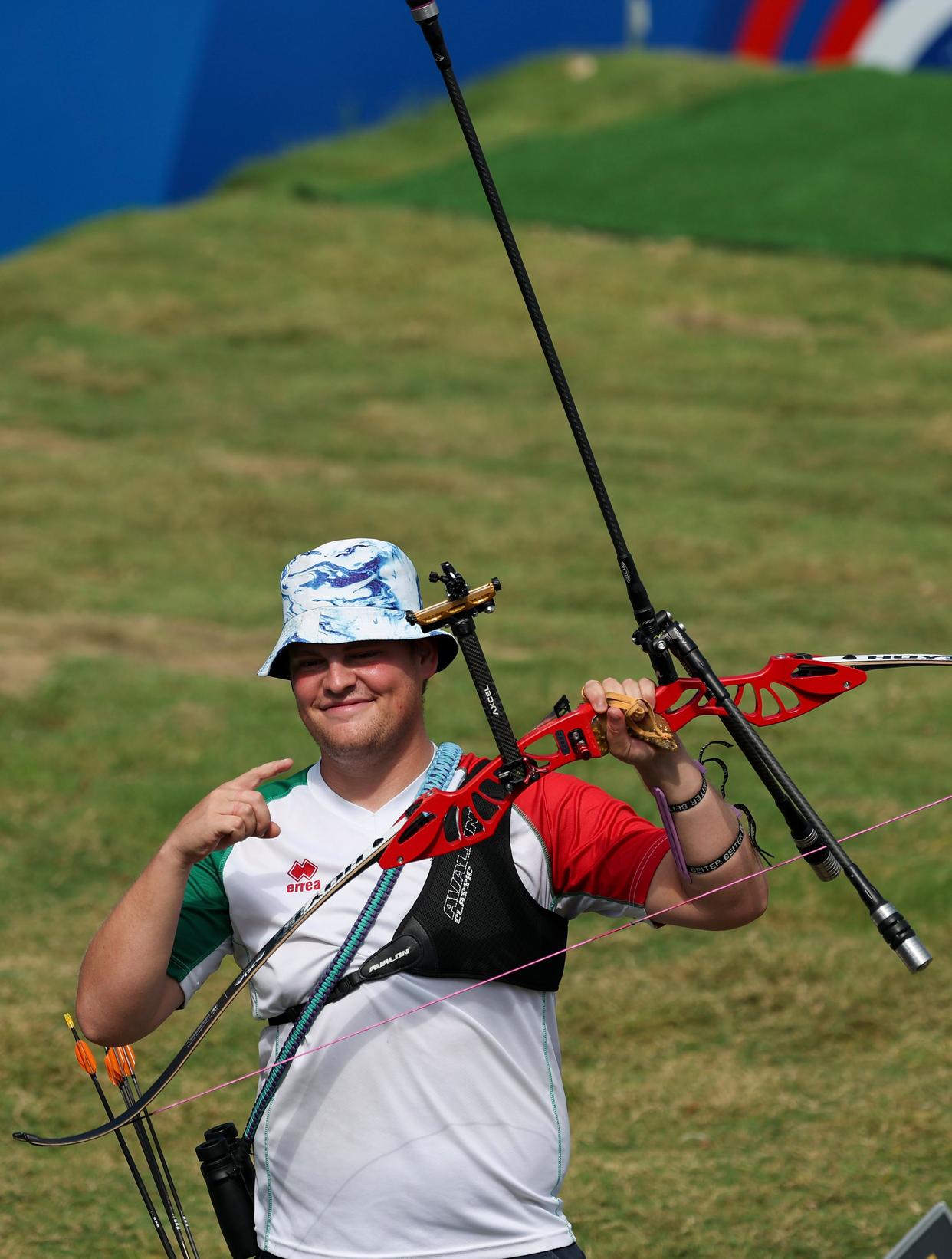 射箭男将跻身前列，命中率极高